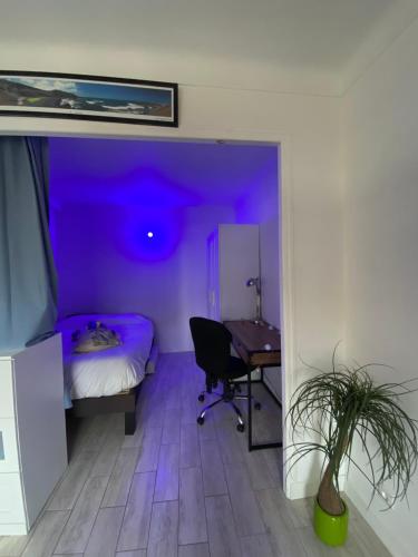 Cette chambre violette comprend un lit et un bureau. dans l'établissement Nice apartment - Valrose - Cosy & Chill, à Nice