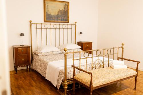een slaapkamer met een bed, een stoel en een foto bij Villa con pascina panoramica in Bracciano