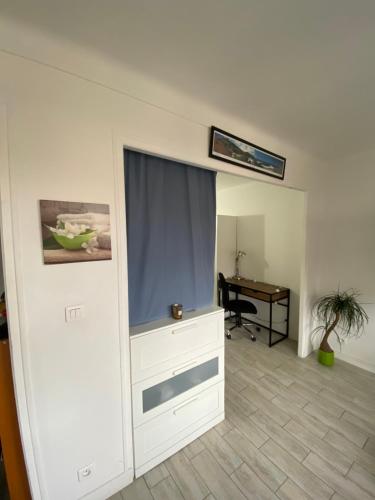 Elle comprend un salon avec une télévision et un bureau. dans l'établissement Nice apartment - Valrose - Cosy & Chill, à Nice