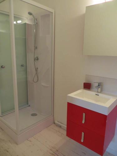 Ένα μπάνιο στο Les Studios-Hôtel de Sommières