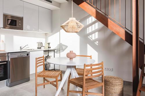 Valencia Apartments by Olala Homes