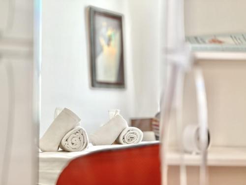 - une chambre avec une table et des serviettes sur un lit dans l'établissement L’app’Art Cannes - Contemporain Centre-Ville, à Cannes