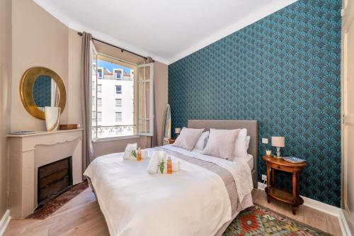 1 dormitorio con cama y pared azul en L’app’Art Cannes - Contemporain Centre-Ville, en Cannes