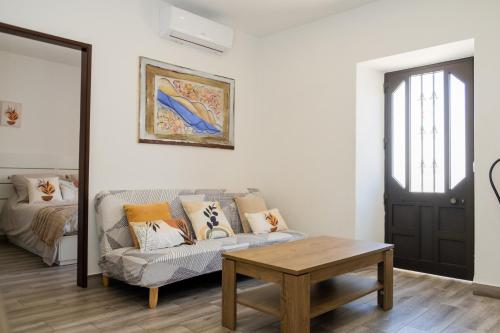 - un salon avec un canapé et une table dans l'établissement Casa Sabino, à Almádena