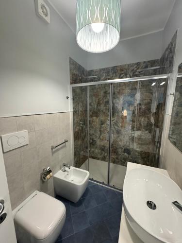 La salle de bains est pourvue de toilettes, d'un lavabo et d'une douche. dans l'établissement San Pietro Otranto, à Otrante