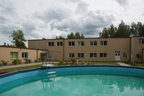 een groot zwembad voor een gebouw bij VILLA ROZA Guest House in Rēzekne