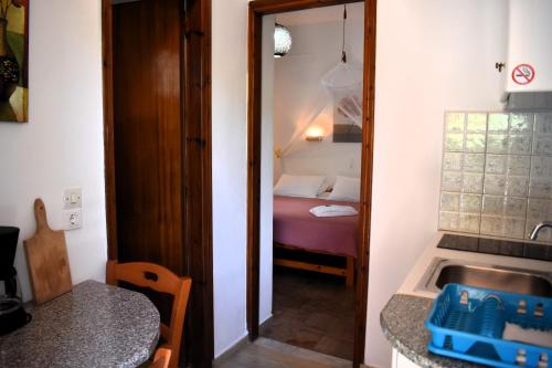 Postel nebo postele na pokoji v ubytování Kostas studios