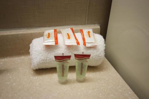 2 cepillos de dientes sentados en la barra del baño con toallas en Sunny Isles Apartments by MiaRentals, en Miami Beach
