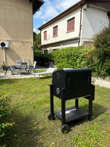 a black grill in the yard of a house at CÀ GORLA BELLAGIO in Bellagio
