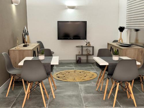 Televízia a/alebo spoločenská miestnosť v ubytovaní Dilion Hotel