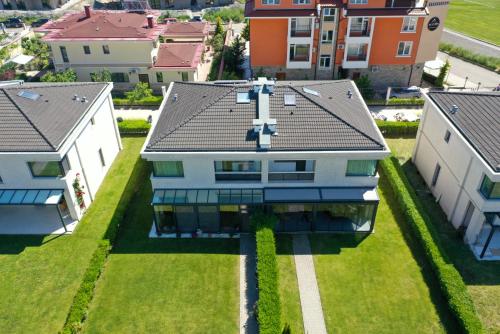 una vista aérea de una casa con techo en Luxury Sea Villa - Kabalan 1 en Burgas