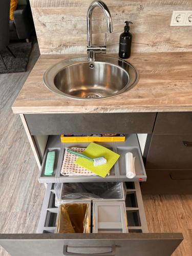 um balcão de cozinha com um lavatório e um lavatório em Neues Apartment Nordisch bei Nature by Fewo & Zimmer Bruns em Emden