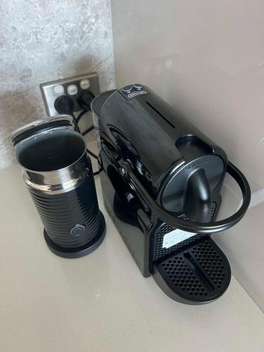 una tostadora en una encimera con cafetera en 2 BR family business friendly CBD ANU, en Canberra