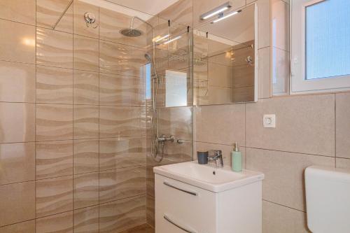 Sveti Ivan DobrinjskiにあるVilla Adelineのシャワー、洗面台、トイレ付きのバスルーム
