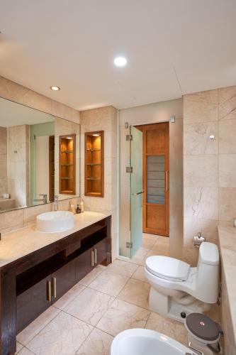 Ένα μπάνιο στο Ocean Sunny Villas Da Nang