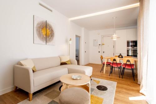 sala de estar con sofá y mesa en Luces en Madrid, en Madrid