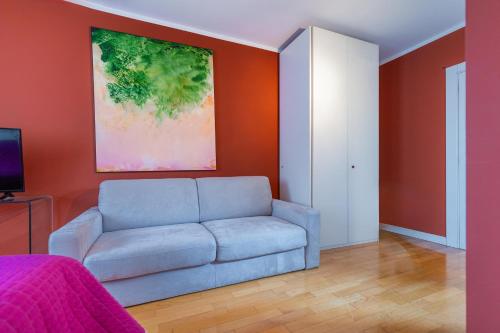 a living room with a couch and a painting on the wall at B&B Corso Mazzini 22 - Between Verona & Garda Lake in Bussolengo