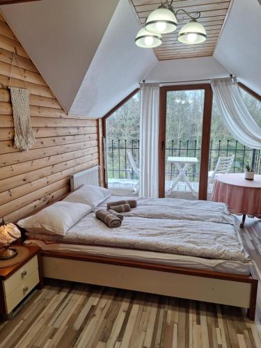 ein Schlafzimmer mit einem großen Bett und einem Fenster in der Unterkunft Svirnelis in Medsėdžių
