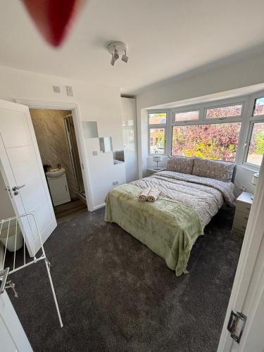 a bedroom with a large bed and a large window at Cosy rooms in Cambridge in Cambridge