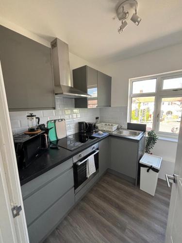 a kitchen with a sink and a counter top at Cosy rooms in Cambridge in Cambridge