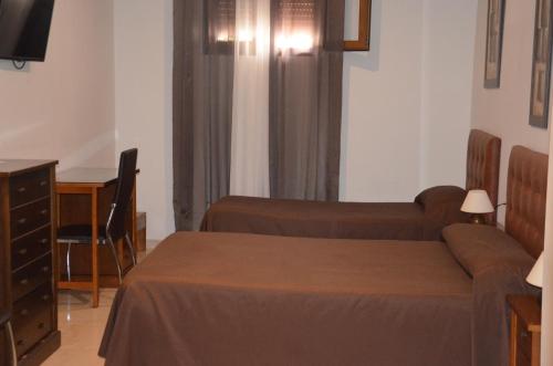 Ένα ή περισσότερα κρεβάτια σε δωμάτιο στο Hostal Mont Royal