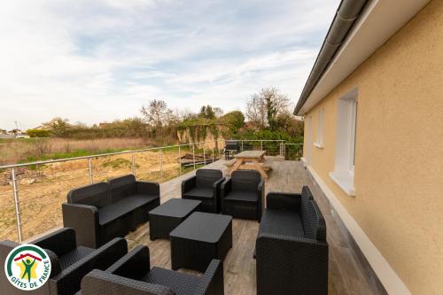 a balcony with black chairs and a table at Orgîte in Juvigny-sur-Marne