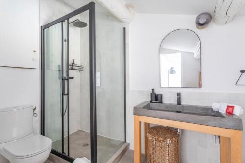 une salle de bain avec une douche, des toilettes et un lavabo dans l'établissement Cosy apartment Vieux Port- 27ORV, à Marseille