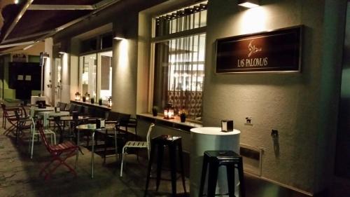 un restaurante con mesas y sillas y un bar en Las Palomas, en Porto de Espasante
