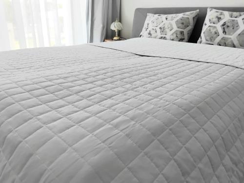 En eller flere senge i et værelse på Vidmantės apartamentai