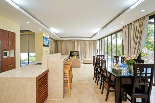 Η κουζίνα ή μικρή κουζίνα στο Ocean Sunny Villas Da Nang