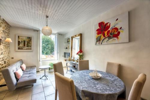 un salon avec une table et des chaises dans l'établissement NEW 2-bed Central Cannes Apt, à Cannes