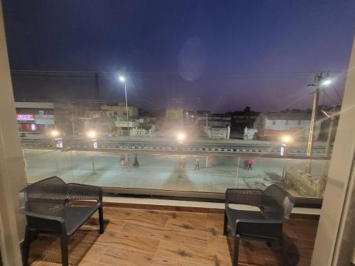 Bazén v ubytování Hotel Shivam madhavpur nebo v jeho okolí