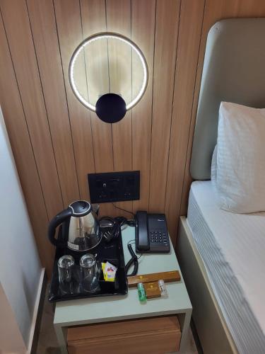 Postel nebo postele na pokoji v ubytování Hotel Shivam madhavpur