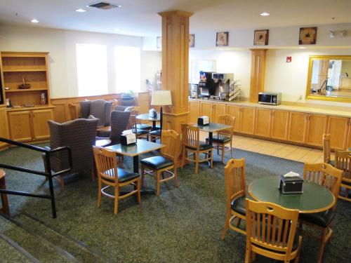 Un restaurante con mesas y sillas y un mostrador. en Sugarloaf Mountain Motel, en Bend