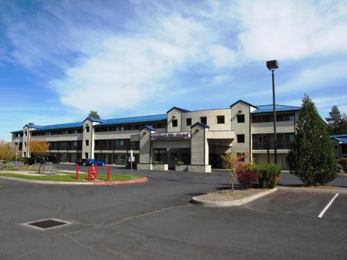 an empty parking lot in front of a building at Sugarloaf Mountain Motel in Bend