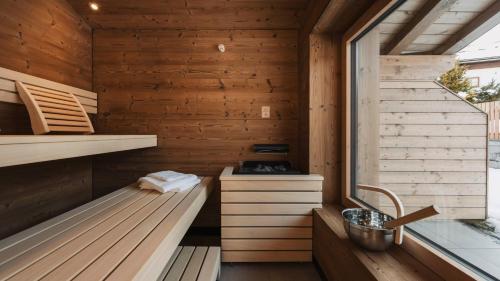 uma sauna com um banco num camarote de madeira em Triple A Chalets em Seefeld no Tirol