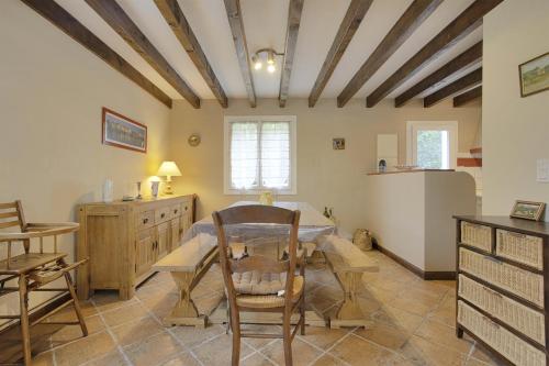 Cette chambre comprend une table et une chaise. dans l'établissement La Maison de Michelle & Jean - pour 10p avec jardin, à Salies-de-Béarn