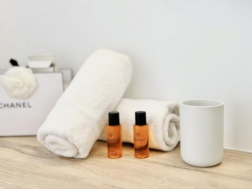 une tasse blanche et des serviettes et une tasse dans l'établissement L'impérator - Petit Juas Cannes, à Cannes