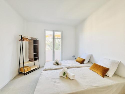 deux lits dans une chambre aux murs blancs dans l'établissement L'impérator - Petit Juas Cannes, à Cannes