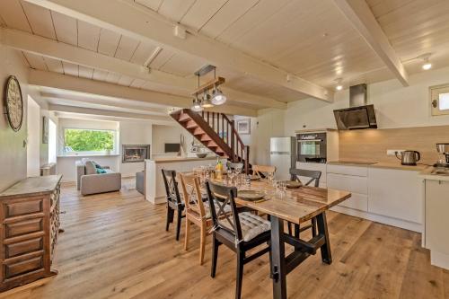 une cuisine et une salle à manger avec une table et des chaises dans l'établissement Ty Colo Plougasnou - Longère à 2.5km de la plage, à Plougasnou