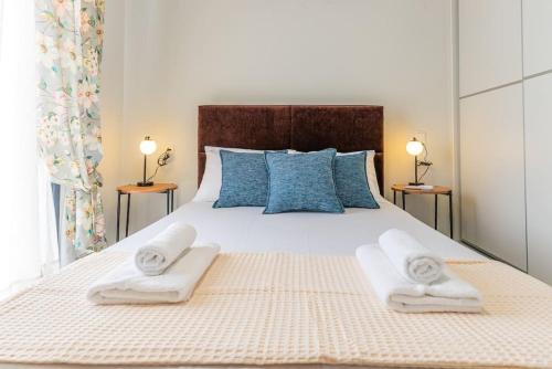 Postel nebo postele na pokoji v ubytování Semiramis Modern - Sleeps 8