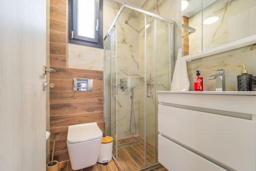 Koupelna v ubytování Semiramis Modern - Sleeps 8