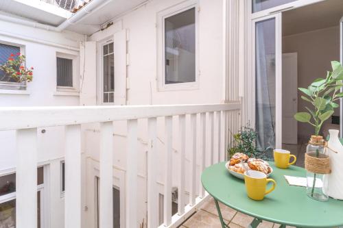 - un balcon avec une table et une corbeille de fruits dans l'établissement Arca Day - Appt 4p à Arcachon proche dune du pilat, à Arcachon