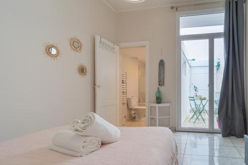 - une chambre blanche avec un lit et une salle de bains dans l'établissement Arca Day - Appt 4p à Arcachon proche dune du pilat, à Arcachon