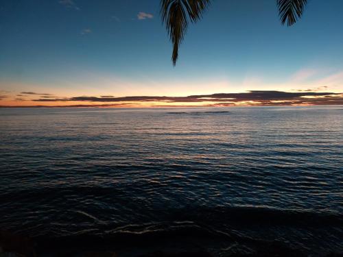 a view of the ocean at sunset at CHALET A 5 METROS DEL MAR.Wifi gratis in Murcia