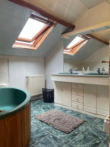 La grande salle de bains est pourvue de 2 lavabos et d'une baignoire. dans l'établissement Grande maison type Périgourdine, à Montignac