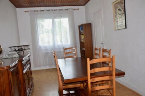 a kitchen with a table and chairs in a room at Maison au coeur du vignoble in Libourne