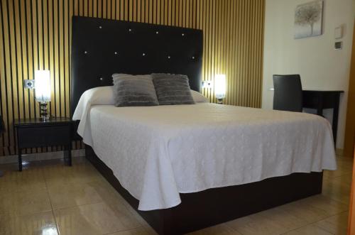 Ένα ή περισσότερα κρεβάτια σε δωμάτιο στο Hostal Mont Royal