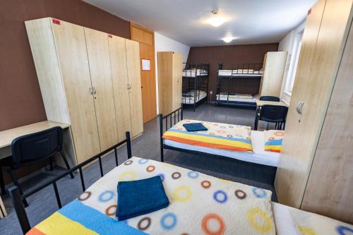 韋萊涅的住宿－韋萊涅旅舍，一间客房配有两张床和两张双层床。