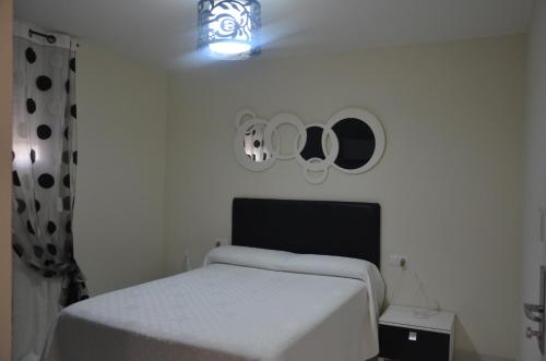Ένα ή περισσότερα κρεβάτια σε δωμάτιο στο Hostal Mont Royal